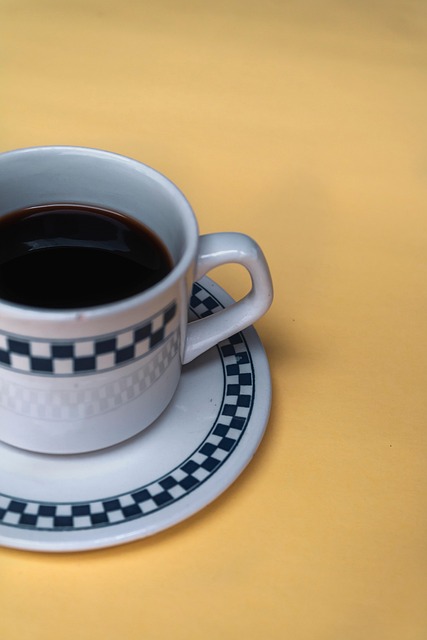 taller de lectura con cuadernos y marcadores, ambiente educativo